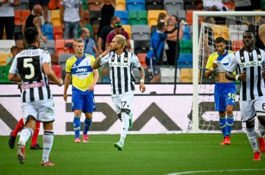 Roberto Maximiliano Pereyra (Udinese), 22 Ağustos 2021 tarihinde İtalya 'nın Udine kentinde Udinese Calcio ile Juventus FC maçında attığı golü kutluyor.
