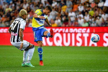 Rodrigo Bentancur (Juventus), 22 Ağustos 2021 'de İtalya' nın Udine kentinde bulunan Dacia Arena stadyumunda oynanan Udinese Calcio-Juventus FC maçında gol atmaya çalışır.