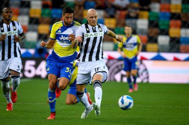 Bram Nuytinck (Udinese) İtalya Serie A maçında Rodrigo Bentancur (Juventus) tarafından Friuli 'de oynanan Udinese Calcio - Dacia Arena Stadyumu, Udine, İtalya, 22 Ağustos 2021 - Fotoğraf: Ettore Griffoni