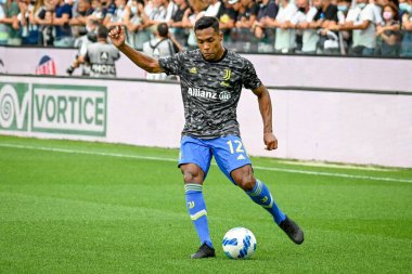 Alex Sandro (Juventus), İtalya 'nın Udine şehrindeki Dacia Arena Stadyumu' nda oynanan Udinese Calcio - Juventus FC maçında 22 Ağustos 2021 'de oynanan ısınma maçında görev başında.