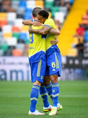 Danilo (Juventus) İtalya Serie A maçı başlamadan önce Leonardo Bonucci 'ye (Juventus) sarılıyor. Udinese Calcio, Juventus FC' ye karşı Friuli - Dacia Arena stadyumu, Udine, İtalya, 22 Ağustos 2021 - Fotoğraf: Ettore Griffoni