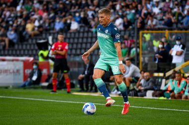 Udinese 'den Jens Stryger Larsen İtalyan futbol takımı Serie A' nın Udinese Calcio ile Venezia FC maçında Udine 'deki Dacia Arena Stadyumu' nda 27 Ağustos 2021 'de rol aldı.