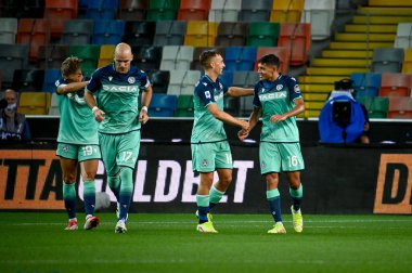 Udinese 'den Nahuel Molina, İtalya' nın Udine kentindeki Dacia Arena Stadyumu 'nda oynanan Udinese Calcio-Venezia FC maçında takım arkadaşlarıyla attığı golü kutluyor.
