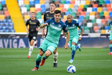 Udinese 'den Ignacio Pussetto (C) İtalya Serie A maçında topu Friuli' de Udinese Calcio-Venezia FC maçında taşıyor - Dacia Arena stadyumu, Udine, İtalya, 27 Ağustos 2021