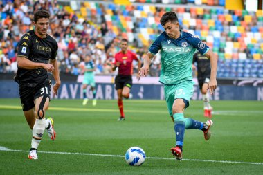 Udinese 'den Ignacio Pussetto (R) İtalyan futbolcu Mattia Caldara (L) ile Udinese Calcio-Venezia FC maçında Udine - Dacia Arena Stadyumu, Udine, İtalya - 27 Ağustos 2021 - Fotoğraf: Ettore Griffoni