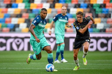 Udinese 'den Walace Souza Silva (L) İtalyan futbolcu Dennis Johnsen (R) ile Friuli' de oynanan Udinese Calcio - Dacia Arena Stadyumu, Udine, İtalya, 27 Ağustos 2021 - Fotoğraf: Ettore Griffoni
