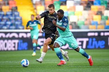 Venezia 'dan Domen Crnigoj (L), Udinese' den Jean-Victor Makengo 'nun (R) İtalya Serisi A maçında attığı topu Friuli' de Udinese Calcio-Venezia FC - Dacia Arena Stadyumu, Udine, İtalya 'da 27 Ağustos 2021 - Fotoğraf: Ettore Grif