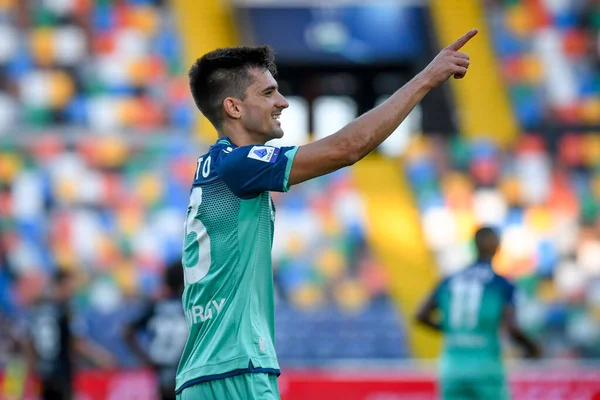 Udinese 'den Ignacio Pussetto, İtalya' nın Udine şehrindeki Dacia Arena Stadyumu 'nda oynanan Udinese Calcio-Venezia FC maçında 27 Ağustos 2021' de attığı golü kutluyor.