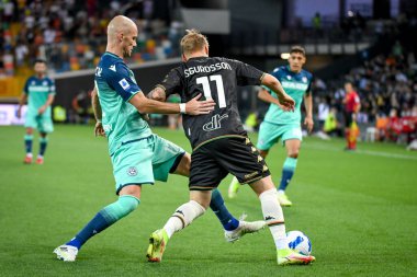 Venezia 'dan Arnor Sigurosson (R), Udinese' den Bram Nuytinck (L) tarafından 27 Ağustos 2021 'de İtalya' nın Udine kentindeki Dacia Arena Stadyumu 'nda oynanan Udinese Calcio - Venezia FC maçında engellendi.
