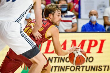 Andrea De Nicolao (Reyer Venezia) İtalya Süper Kupası sırasında İtalya Süper Kupası Umana Reyer Venezia 'ya karşı Venezia Palasport Taliercio, İtalya' da Fortitudo Bologna maçında Geoffrey Groselle 'i (Kırk Bologna) sfugge eder.