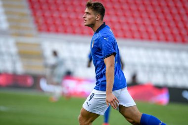 Lorenzo Colombo (İtalya), İtalya 'nın Vicenza kentindeki Romeo Menti Stadyumu' nda 21 yaş altı UEFA Avrupa Futbol Şampiyonası - UEFA Euro 2023 elemeleri - İtalya 'ya karşı Karadağ maçında attığı golü kutluyor.