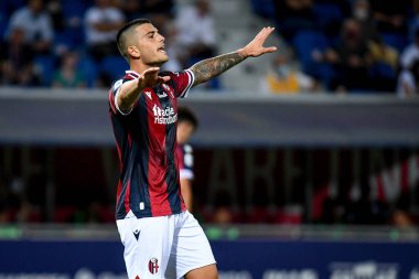 Kevin Bonifazi (Bologna) İtalya futbol takımı Serie A maçında Renato Dall & # 39; Ara Stadyumu 'nda Bologna FC' ye karşı Hellas Verona maçında portre jestleri yapıyor.