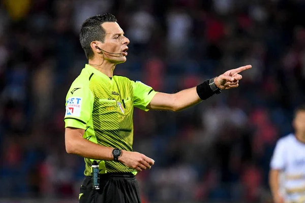 Hakem Ivano Pezzuto, İtalya futbol takımı Serie A maçında Bologna FC - Hellas Verona FC maçında Renato Dall # 39; Ara stadyumunda 13 Eylül 2021 'de jest yaptı.