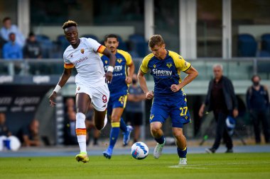 Tammy Abraham (Roma) İtalya Serisi A maçında Pawel Dawidowicz 'e (Verona) karşı mücadele ederken Hellas Verona FC, AS Roma' ya karşı Verona, İtalya 'daki Marcantonio Bentegodi stadyumunda, 19 Eylül 2021 - Fotoğraf: Ettore Griffoni