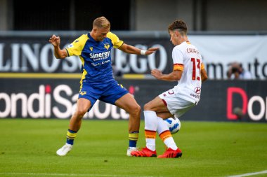 Antonin Barak (Verona) İtalyan futbol takımı Serie A maçında Riccardo Calafiori 'ye (Roma) karşı mücadele ederken Hellas Verona FC, İtalya' nın Verona kentindeki Marcantonio Bentegodi stadyumunda AS Roma 'ya karşı, 19 Eylül 2021 - Fotoğraf: Ettore Griffoni
