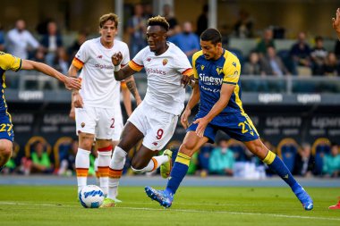 Tammy Abraham (Roma) İtalya 'nın Verona kentindeki Marcantonio Bentegodi Stadyumu' nda oynanan Hellas Verona FC maçında Koray Gunter (Verona) tarafından engellendi.