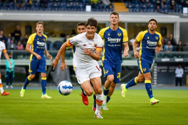 Eldor Shomurodov (Roma) İtalya futbolu Serie A karşılaşmasında topu İtalya 'nın Verona kentindeki Marcantonio Bentegodi stadyumunda Hellas Verona FC ile AS Roma maçında taşıyor, 19 Eylül 2021 - Fotoğraf: Ettore Griffoni