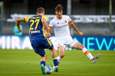 Pawel Dawidowicz (Verona), İtalya 'nın Verona kentinde oynanan Marcantonio Bentegodi Stadyumu' nda oynanan Hellas Verona FC maçında Eldor Shomurodov (Roma) tarafından engellendi.