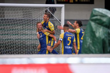 Antonin Barak (Verona), İtalya 'nın Verona kentindeki Marcantonio Bentegodi Stadyumu' nda oynanan Hellas Verona FC maçında 1-1 'lik gol attıktan sonra kutluyor.