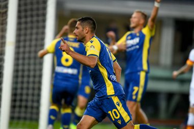 Giancluca Caprari (Verona), İtalya 'nın Verona kentindeki Marcantonio Bentegodi stadyumunda oynanan Hellas Verona FC-AS maçında attığı 2-1' lik golü kutluyor.