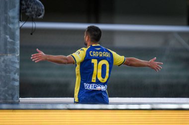 Giancluca Caprari (Verona), İtalya 'nın Verona kentindeki Marcantonio Bentegodi stadyumunda oynanan Hellas Verona FC-AS maçında attığı 2-1' lik golü kutluyor.