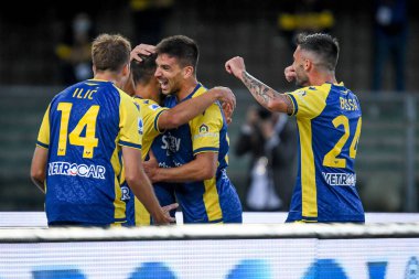 Giancluca Caprari (Verona), İtalya 'nın Verona kentindeki Marcantonio Bentegodi stadyumunda oynanan Hellas Verona FC-AS maçında attığı 2-1' lik golü kutluyor.