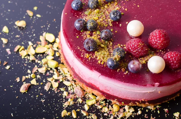 Bolo de veludo vermelho com cereja em um prato branco e uma xícara de café