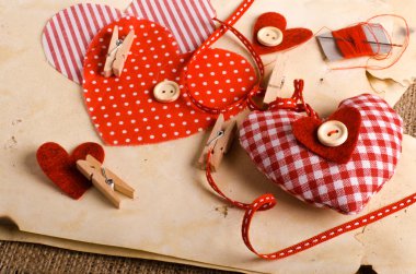Dikiş seti: Kumaşlar, konu, iğne, düğmeler, teyp ve vintage el yapımı hearts kağıt arka plan. Retro tasarım efektleri.