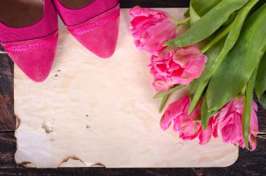 Pembe Laleler ve Prenses ayakkabı, vintage Kağıt ahşap arka plan üzerinde. Metniniz için boş alan.