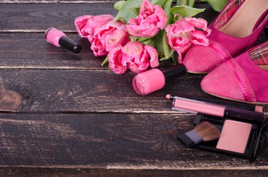 Modern kadın aksesuarları. Kadınsı kozmetik arka plan. Üstten Görünüm. Metniniz için boş alan.