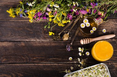 Kır çiçekleri ve çeşitli otlar bitkisel tatlım. Sağlıklı yaşam konsepti. Metniniz için boş alan.