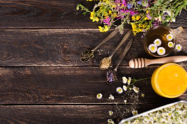 Kır çiçekleri ve çeşitli otlar bitkisel tatlım. Sağlıklı yaşam konsepti. Metniniz için boş alan.