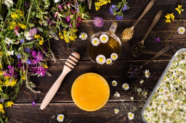 Kır çiçekleri ve çeşitli otlar bitkisel tatlım. Sağlıklı yaşam konsepti. Metniniz için boş alan.