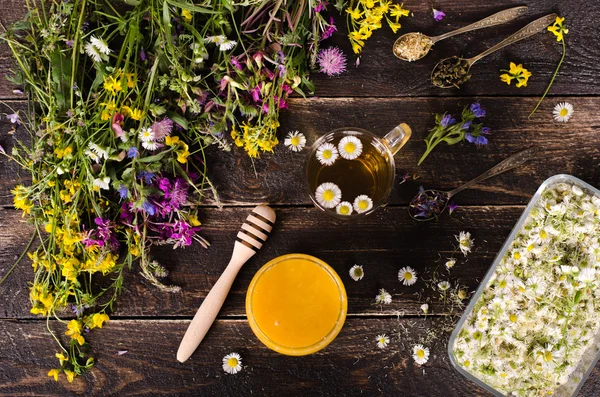 Miel de hierbas con flores silvestres y varias hierbas. Concepto de estilo de vida saludable. Espacio libre para tu texto . — Foto de Stock