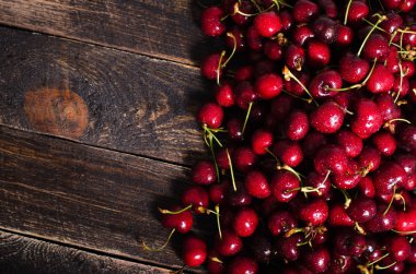 Kiraz arka plan. Taze sulu kiraz ahşap arka plan, üstten görünüm üzerinde. Metniniz için boş alan.