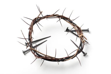 İyi Cuma, İsa 'nın Tutkusu. Dikenli taç, beyaz arka planda izole edilmiş tırnaklar. Hıristiyan Paskalya tatili. Üst görünüm, boşluğu kopyala. Çarmıha gerilme, İsa 'nın dirilişi. İncil, kurtuluş..