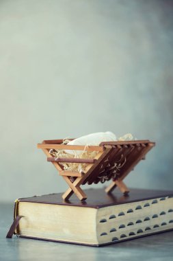 İsa Mesih 'in doğumu. Kutsal İncil 'deki ahşap ahşap ahır. Hristiyan Noel konsepti. Banner, boşluğu kopyala. Doğum sahnesi sembolü. İsa mevsim sebebidir. Kurtuluş, Mesih, Emmanuel, Tanrı bizimle olsun, umut.