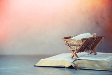 İsa Mesih 'in doğumu. Kutsal İncil 'deki ahşap ahşap ahır. Hristiyan Noel konsepti. Banner, boşluğu kopyala. Doğum sahnesi sembolü. İsa mevsim sebebidir. Kurtuluş, Mesih, Emmanuel, Tanrı bizimle olsun, umut.