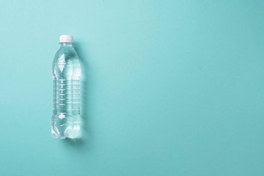 Sağlıklı yaşam tarzı için şişedeki saf su. Üst Manzara. Uzayı kopyala Su dengesi. Dünya su günü. Pankart. Kirlilik, çevre koruma kavramı. Küresel su krizi ve sorunları.