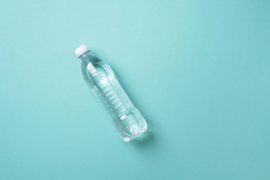 Su dengesi. Sağlıklı yaşam için mavi arka planda saf su. Üst Manzara. Uzayı kopyala Dünya su günü. Kirlilik, çevre koruma kavramı. Küresel su krizi ve sorunu.