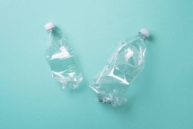 Plastik boş şişeler mavi arka planda. Üst görünüm, boşluğu kopyala. Sıfır kayıp. Kirlilik, çevre koruma kavramı. Çöpü, geri dönüşümü, plastiği yeniden kullan. Dünya, dünya su günü.