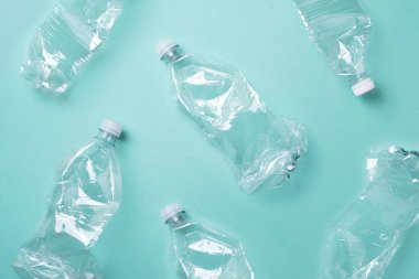 Plastik boş şişeler mavi arka planda. Üst görünüm, boşluğu kopyala. Sıfır kayıp. Kirlilik, çevre koruma kavramı. Çöpü, geri dönüşümü, plastiği yeniden kullan. Dünya, dünya su günü.