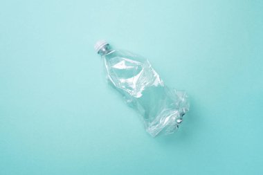 Plastik boş şişeler mavi arka planda. Üst görünüm, boşluğu kopyala. Sıfır kayıp. Kirlilik, çevre koruma kavramı. Çöpü, geri dönüşümü, plastiği yeniden kullan. Dünya, dünya su günü.