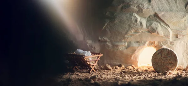 Hristiyan Noel ve Paskalya konsepti. İsa 'nın hayatının kronolojisi. Ölmek için doğmuş, yeniden doğmak için doğmuş. Ahşap ahşap ahır ve boş mezar arka planı. Tanrım, mevsim sebebi. Kurtuluş, Mesih, Emmanuel.