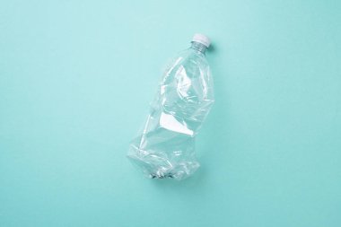 Mavi arka planda plastik şişeler. Üst Manzara. Plastik geri dönüşümü, atık kirliliği konsepti. Üst görünüm, boşluğu kopyala. Çevre koruma kavramı. Çöpü tekrar kullan, plastiksiz. Dünya, dünya su günü.