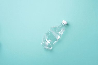 Plastik boş şişeler mavi arka planda. Üst görünüm, boşluğu kopyala. Sıfır kayıp. Kirlilik, çevre koruma kavramı. Çöpü, geri dönüşümü, plastiği yeniden kullan. Dünya, dünya su günü.
