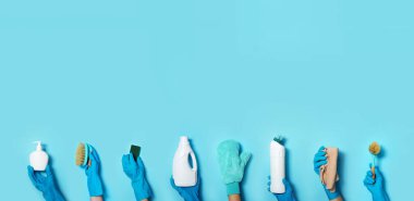 Mavi arka planda temizlik ürünleri. Fotokopi alanı olan pankart. Kimyasal temizlik ürünleri, ev kimyasalları, fırçalar ve malzeme kolajı. Temizlik hizmeti kavramı.