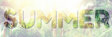 Yazı, tropik yeşil palmiye ağaçlarıyla yazıldı. Güneş ışığı etkisi, güneşli bokeh. Tasarımın için metin. Yaz, tatil ve fotokopi alanı ile seyahat kavramı. Palmiye yaprakları ve dallar