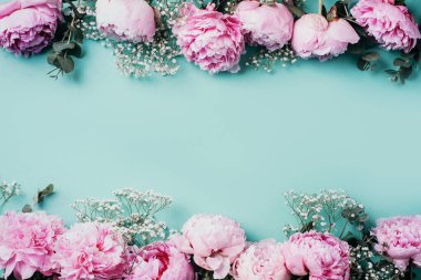 Yaratıcı pembe şakayık desenleri, çingene çiçekleri, mavi arka planda okaliptüs. Düz yerde, üst tarafta. Çiçek kompozisyonu. Düğün, doğum günü, yıldönümü buketi. Kadın günü, Anneler günü.