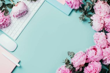 Beyaz klavye, defter ve şakayık, okaliptüs çiçeği, mavi arka planda kopya alanı olan ofis çalışma alanı. Kadınsı çalışma alanı. Düz yatıyordu. Blogger, iş konsepti. Model yap. Doğum günü, Kadın Günü